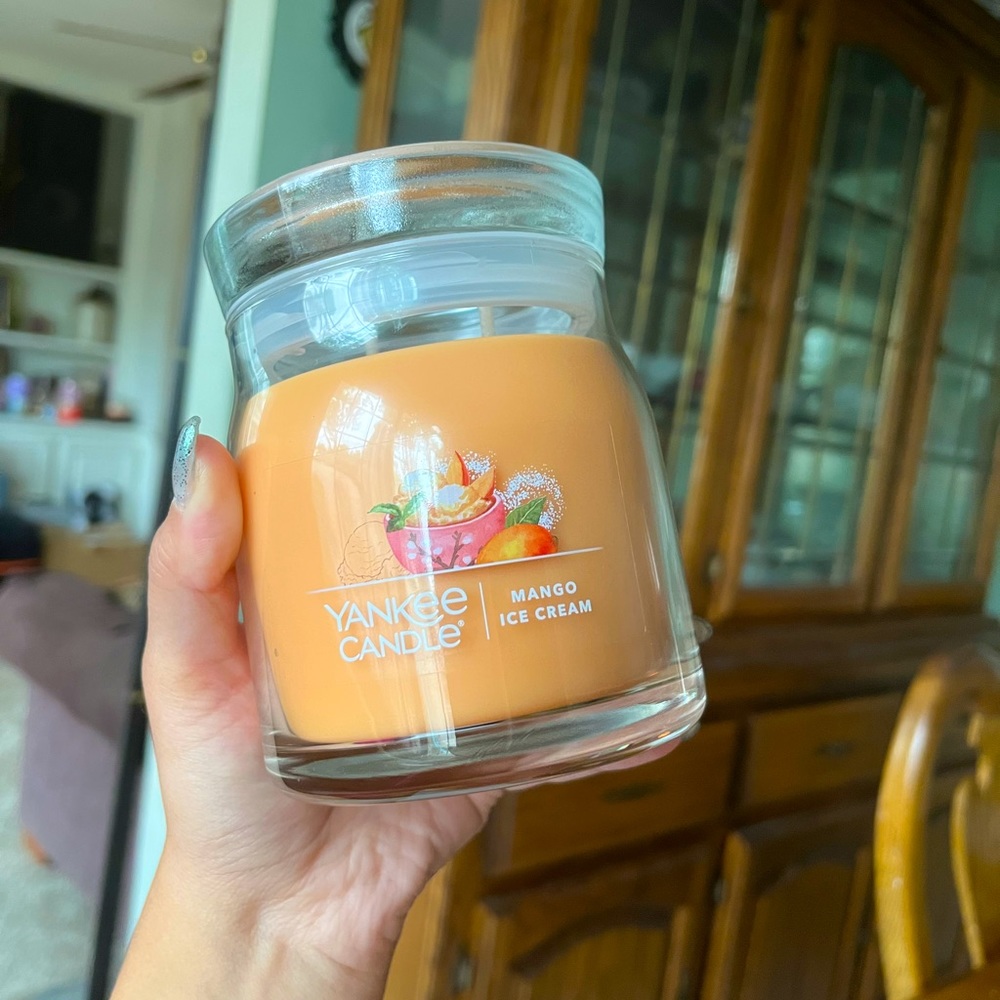 New Yankee Candle Mango Ice Cream Medium Jar (2 wicks)